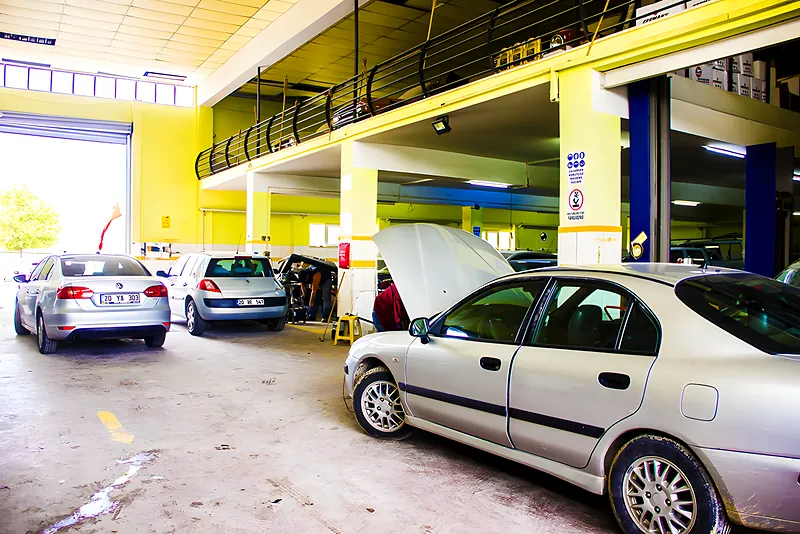 Seçen Otomotiv atölyesi, liftler ve onarımdaki araçlar