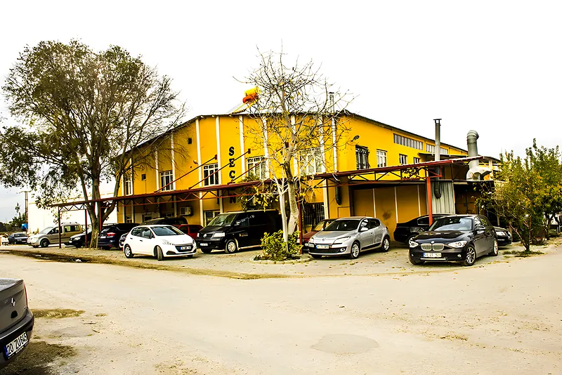 Seçen Otomotiv tesisi yan cephe ve otopark